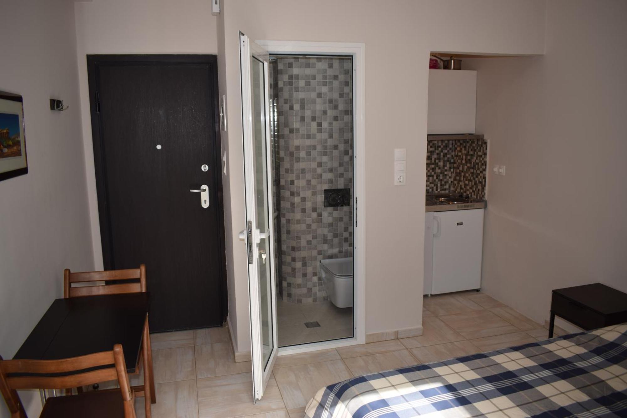 Renovated Center Apartment *