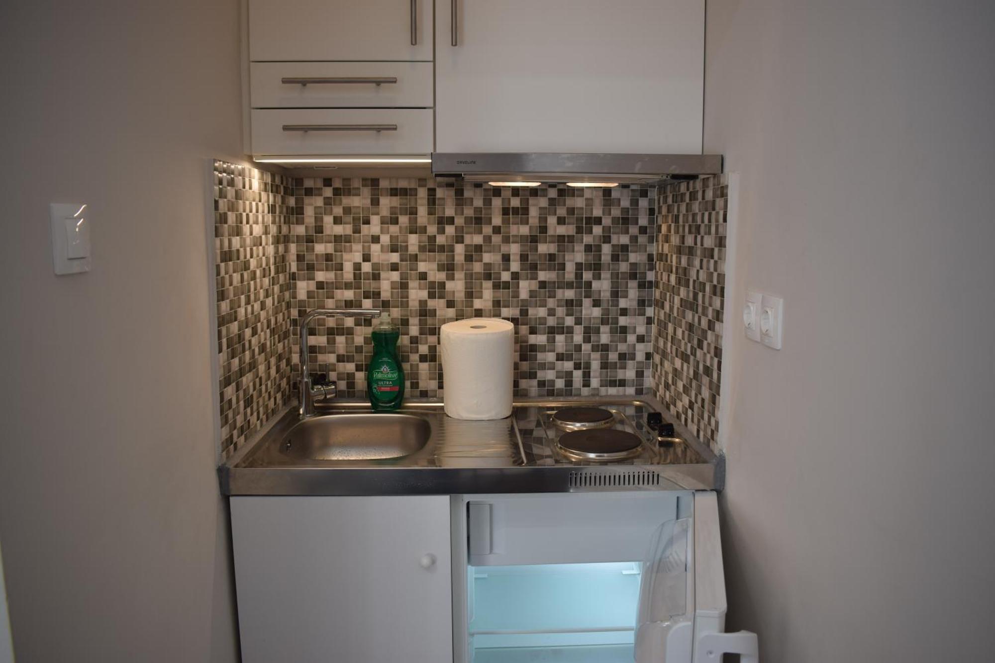 Renovated Center Apartment *